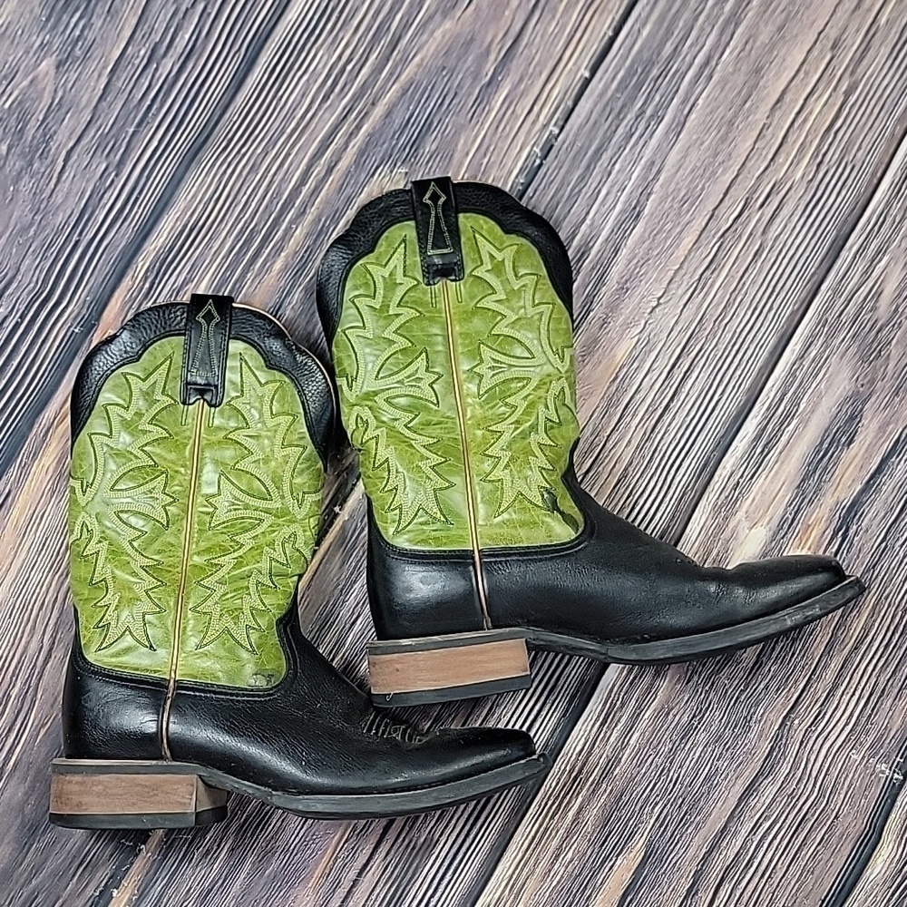 Mens size 9 Ariat boots